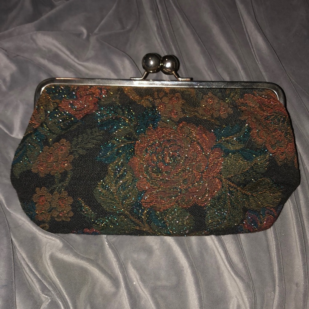 Vintage 60’s tapestry clutch with silver tone metal ball clasp. VGVC